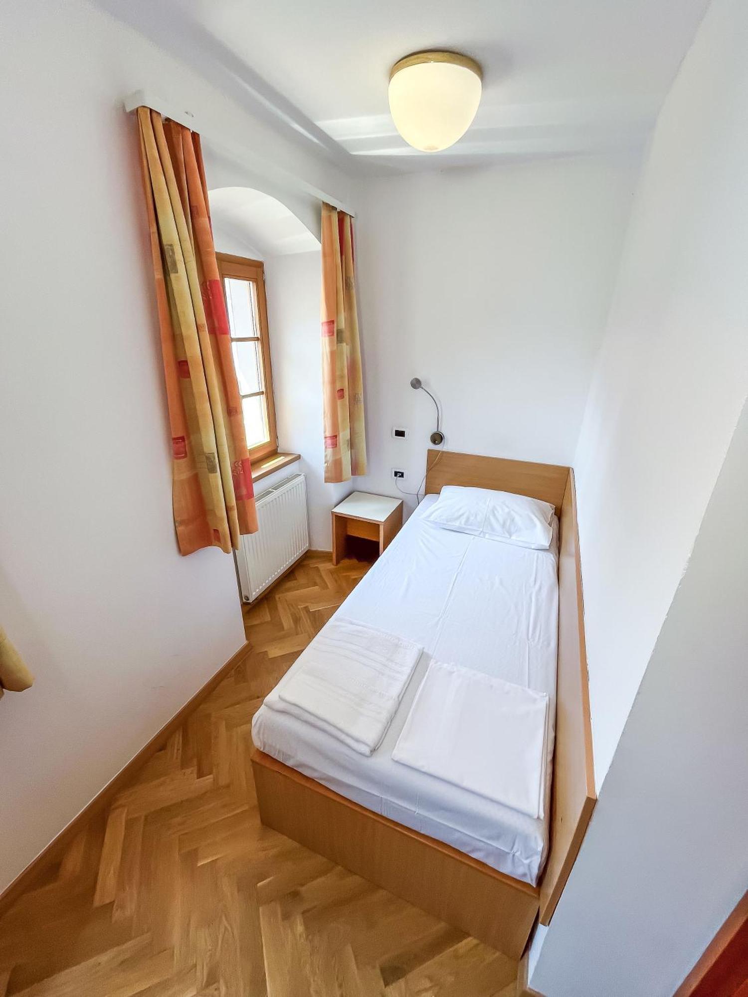 Hostel Sveta Ana Koper Bagian luar foto