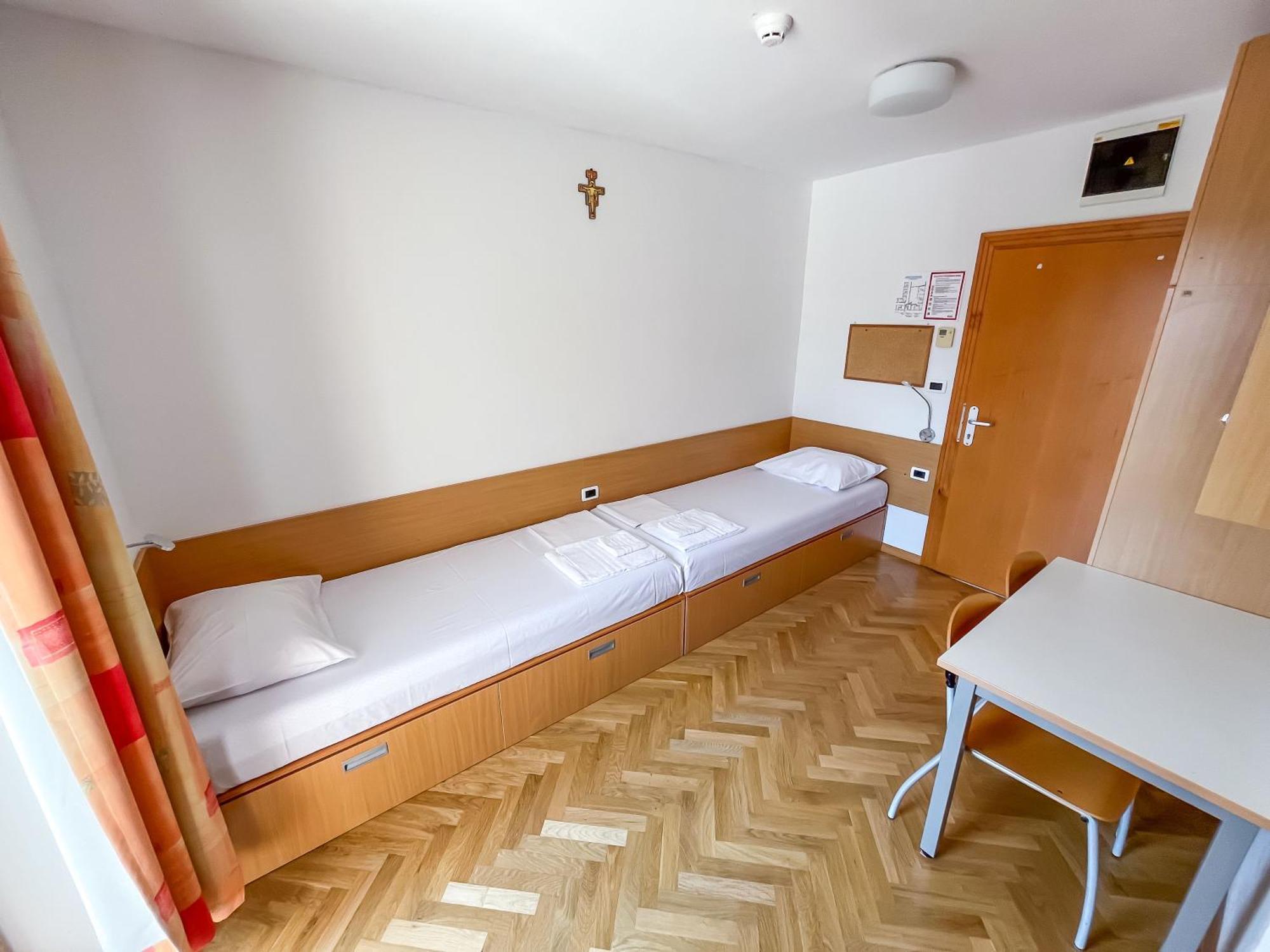 Hostel Sveta Ana Koper Bagian luar foto