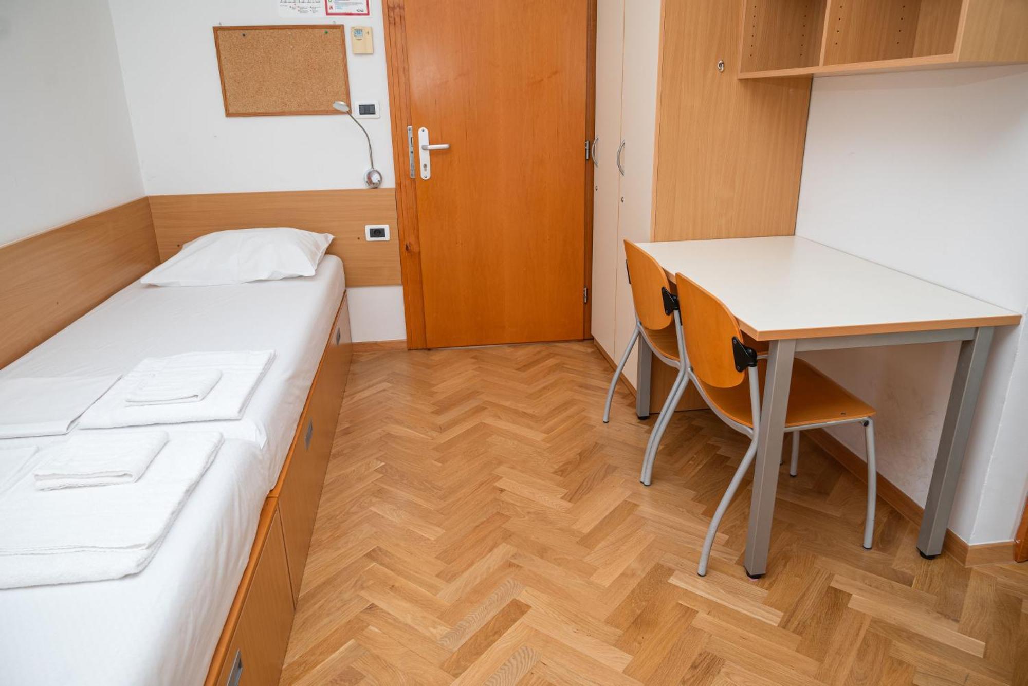 Hostel Sveta Ana Koper Bagian luar foto
