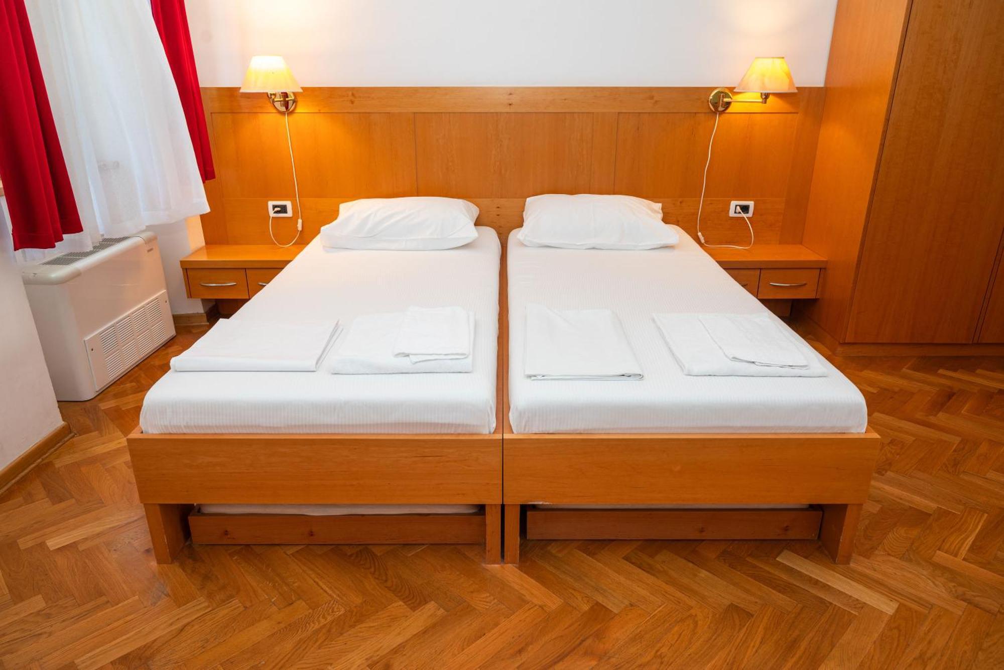 Hostel Sveta Ana Koper Bagian luar foto