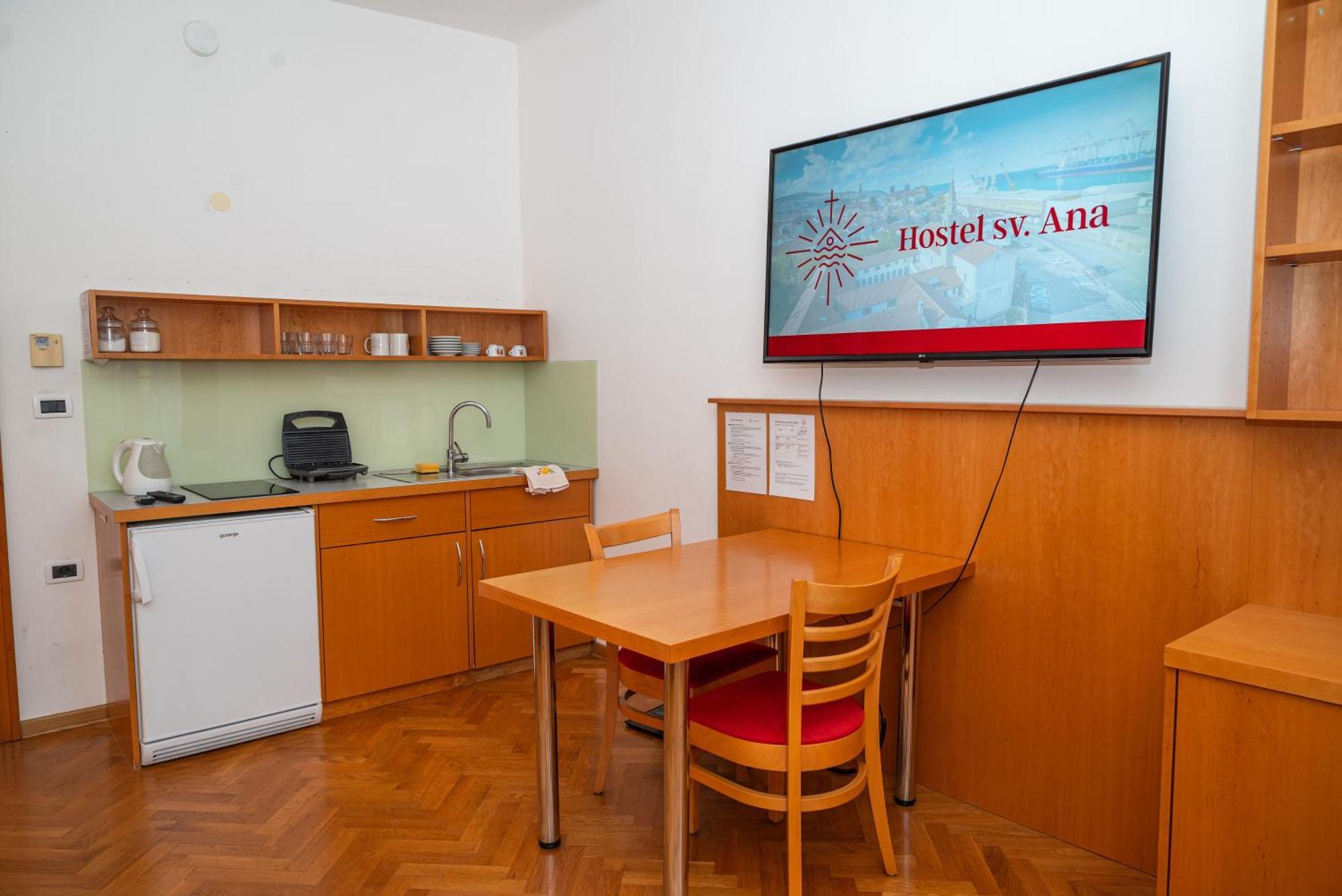 Hostel Sveta Ana Koper Bagian luar foto
