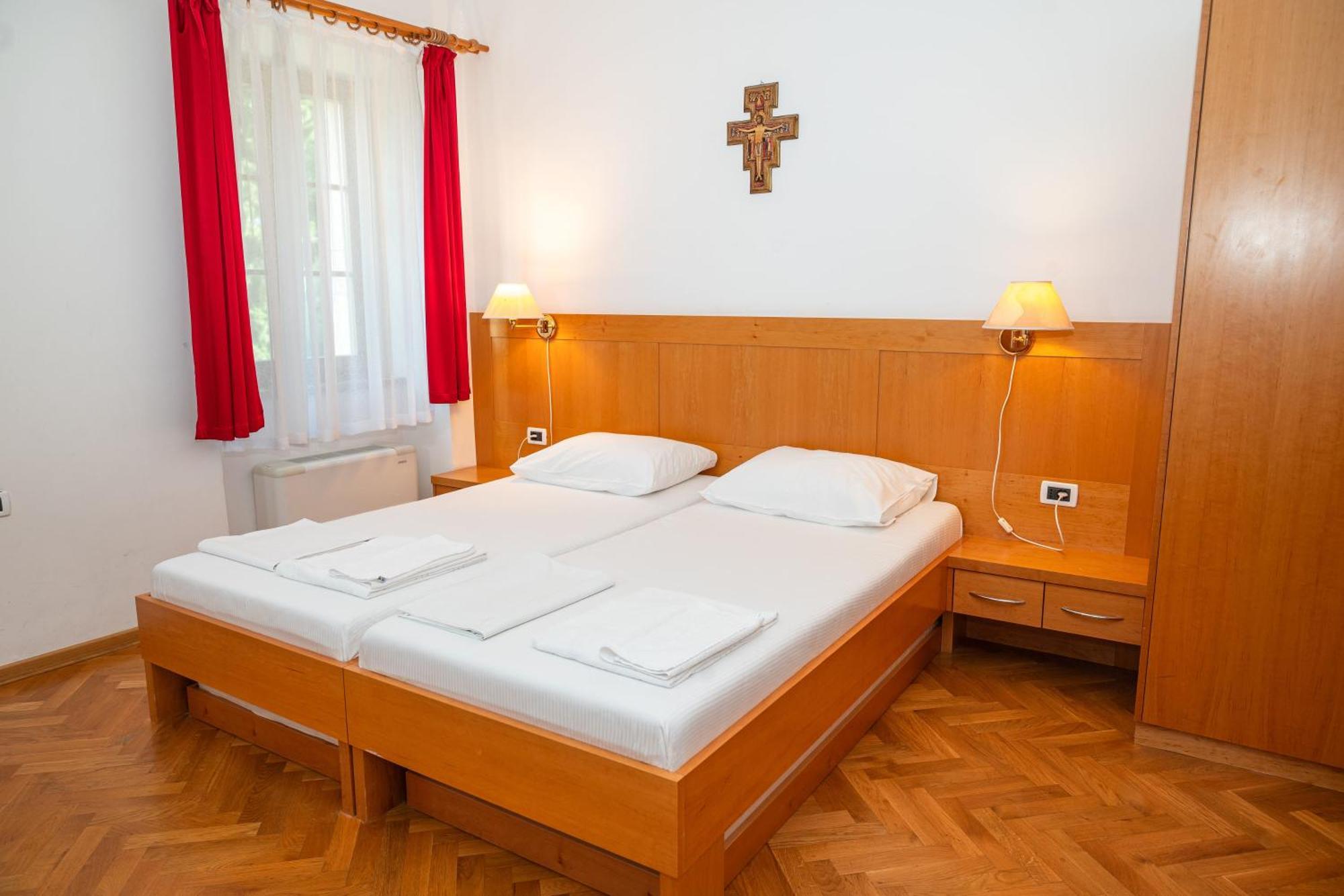 Hostel Sveta Ana Koper Bagian luar foto