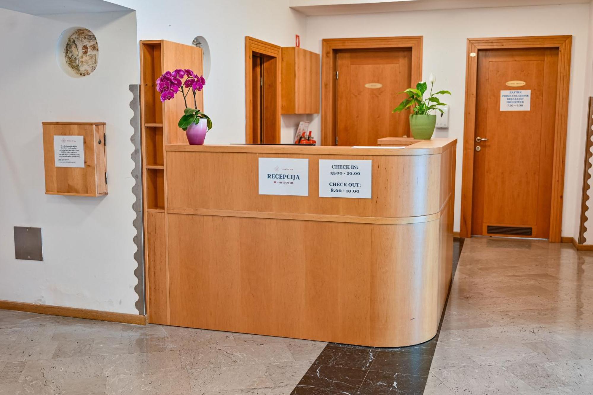 Hostel Sveta Ana Koper Bagian luar foto